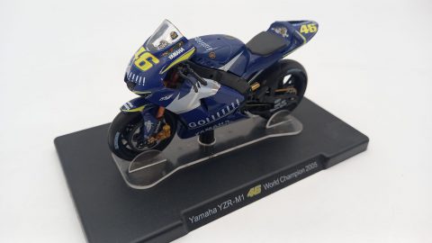 Yamaha YZR-M1 Valentino Rossi World Champion 2005 1/18, senza scatola originale