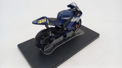 Yamaha YZR-M1 Valentino Rossi World Champion 2005 1/18, senza scatola originale - foto 2