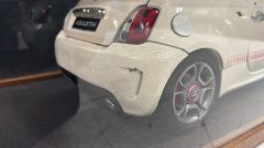 Hachette Fiat 500 Abarth 1/8 kit montato con impianto luci e suoni funzionante, difetti sulla portiera destra, vernice del paraurti posteriore rovinata, completo di teca - foto 5