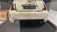 Hachette Fiat 500 Abarth 1/8 kit montato con impianto luci e suoni funzionante, difetti sulla portiera destra, vernice del paraurti posteriore rovinata, completo di teca - foto 6