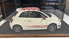 Hachette Fiat 500 Abarth 1/8 kit montato con impianto luci e suoni funzionante, difetti sulla portiera destra, vernice del paraurti posteriore rovinata, completo di teca - foto 3