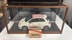 Hachette Fiat 500 Abarth 1/8 kit montato con impianto luci e suoni funzionante, difetti sulla portiera destra, vernice del p?