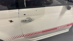Hachette Fiat 500 Abarth 1/8 kit montato con impianto luci e suoni funzionante, difetti sulla portiera destra, vernice del paraurti posteriore rovinata, completo di teca - foto 4