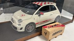 Hachette Fiat 500 Abarth 1/8 kit montato con impianto luci e suoni funzionante, difetti sulla portiera destra, vernice del paraurti posteriore rovinata, completo di teca - foto 2