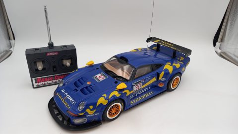Porsche 911 GT1 radiocomandata elettrica 1/16, funzionante, da pulire i contatti, interruttore d'accensione montato al contrario, carrozzeria perfetta, senza scatola originale