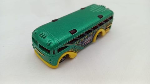 Surfin school bus 1/64, senza scatola originale