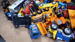 Lotto da 8 Kg di giocattoli ed automodelli assortiti sia come tipologia che come scala, tutti usati, rovinati ed incompleti, da sistemare o come ricambi - foto 4