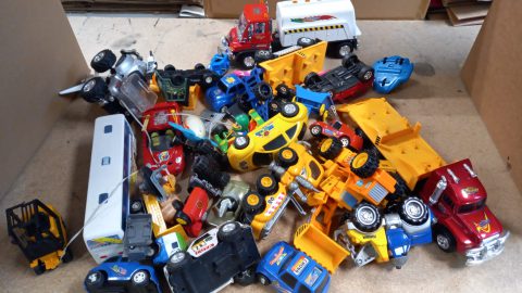 Lotto da 8 Kg di giocattoli ed automodelli assortiti sia come tipologia che come scala, tutti usati, rovinati ed incompleti, da sistemare o come ricambi
