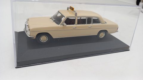 Mercedes 240D Taxi Frankfurt 1972 1/43, senza scatola originale