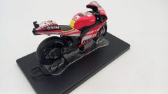 Ducati Desmosedici GP11.1 Valentino Rossi Mugello 2011 1/18, senza scatola originale - foto 2