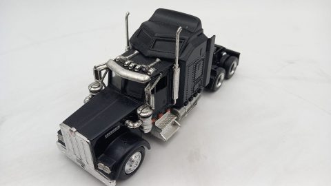 Camion Kenworth W900 1/32, mancante particolari passaruota anteriori, da pulire, senza scatola originale
