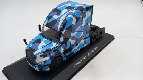 Camion Freightliner Cascadia 2018 1/32, senza scatola originale