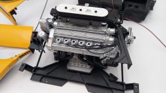 Lamborghini Miura 1/8, kit di montaggio pre-verniciato, già iniziato il montaggio, completo di tutte le uscite, istruzioni e dvd - foto 4