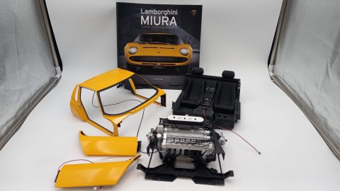 Lamborghini Miura 1/8, kit di montaggio pre-verniciato, già iniziato il montaggio, completo di tutte le uscite, istruzioni e dvd