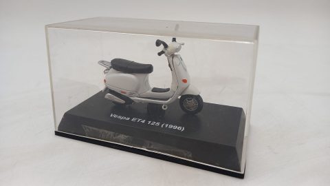 Vespa ET4 125 1996 1/32, teca segnata, senza scatola originale
