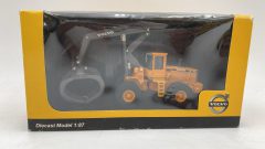 Pala gommata Volvo L180C,braccio "high-lift" con una pinza per tronchi e livrea gialla Volvo 1/87 - scala 1:87