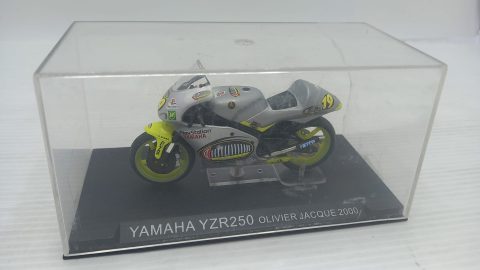 Yamaha YZR250 Olivier Jacque 2000 1/24, teca rotta