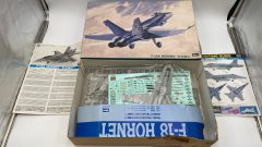 Hasegawa F-18A Hornet U.S.M.C. 1/48, scatola leggermente danneggiata - scala 1:48