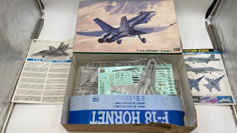 Hasegawa F-18A Hornet U.S.M.C. 1/48, scatola leggermente danneggiata