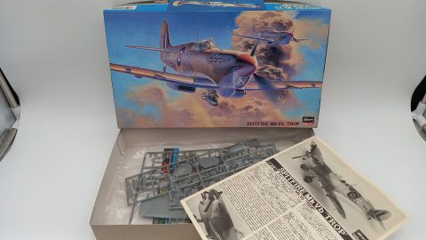Hasegawa JT5 Spitfire Mk.Vb Trop 1/48, una decals lievemente rovinata