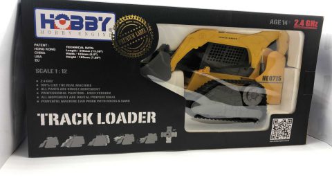 Hobby Engine Cingolato radiocomandato con minipala compatta, 1/12. Rotazione libera di 320 gradi. Movimenti avanti, indietro, sinistra e destra. Luci da lavoro e fari funzionanti. Include Caricabatterie e  Radiocomando. Richiede 6 batterie da 1,5V tipo AA, non incluse nella confezione
