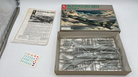 Hobby Craft Suchoi SU-22U Fitter E 1/72 kit di montaggio aereo militare, decal leggermente ingiallite