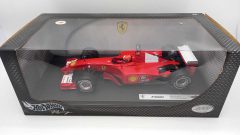 Hot Wheels Ferrari F2001 Michael Schumacher 2001 1/18, confezione lievemente usurata nella parte trasparente - scala 1:18