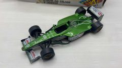 Hot Wheels Jaguar R1 Eddie Irvine 1/24, una gomma rovinta, segni di usura, senza scatola originale - scala 1:24