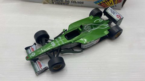 Hot Wheels Jaguar R1 Eddie Irvine 1/24, una gomma rovinta, segni di usura, senza scatola originale
