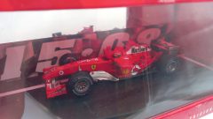 Hot Wheels Set Ferrari F2004 M. Schumacher e R. Barrichello Hungaroring 2004 1/43, confezione lievemente usurata - scala 1:43
