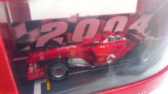 Hot Wheels Set Ferrari F2004 M. Schumacher e R. Barrichello Hungaroring 2004 1/43, confezione lievemente usurata - foto 2