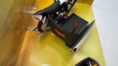 HotWheels Batcycle e Sidecar Batman 1/12 1966 TV Series, Scatola Lievemente usurata, Normali segni del tempo. - foto 3