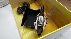 HotWheels Batcycle e Sidecar Batman 1/12 1966 TV Series, Scatola Lievemente usurata, Normali segni del tempo. - foto 4