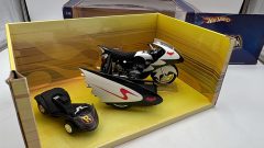HotWheels Batcycle e Sidecar Batman 1/12 1966 TV Series, Scatola Lievemente usurata, Normali segni del tempo. - foto 2