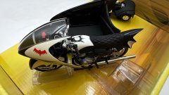HotWheels Batcycle e Sidecar Batman 1/12 1966 TV Series, Scatola Lievemente usurata, Normali segni del tempo. - foto 7