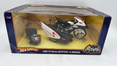 HotWheels Batcycle e Sidecar Batman 1/12 1966 TV Series, Scatola Lievemente usurata, Normali segni del tempo. - scala 1:12