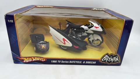 HotWheels Batcycle e Sidecar Batman 1/12 1966 TV Series, Scatola Lievemente usurata, Normali segni del tempo.