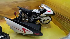 HotWheels Batcycle e Sidecar Batman 1/12 1966 TV Series, Scatola Lievemente usurata, Normali segni del tempo. - foto 6