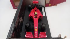 Hot Wheels Ferrari F1 F60 Felipe Massa 2009 1/18, confezione usurata nella parte trasparente - foto 2