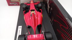 Hot Wheels Ferrari F1 F60 Felipe Massa 2009 1/18, confezione usurata nella parte trasparente - foto 4