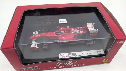 Hot Wheels Ferrari F10 F. Massa Bahrain GP 2010 1/43, teca con qualche piccolo segno