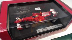 Hot Wheels Ferrari F10 F. Massa Bahrain GP 2010 1/43, confezione lievemente usurata - scala 1:43