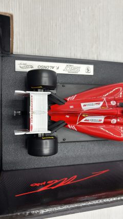 Hot Wheels Ferrari 150 Italia F. Alonso 2011 1/18 - foto 5