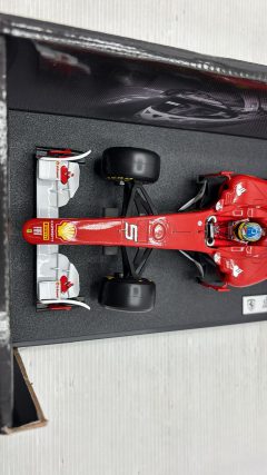 Hot Wheels Ferrari 150 Italia F. Alonso 2011 1/18 - foto 3