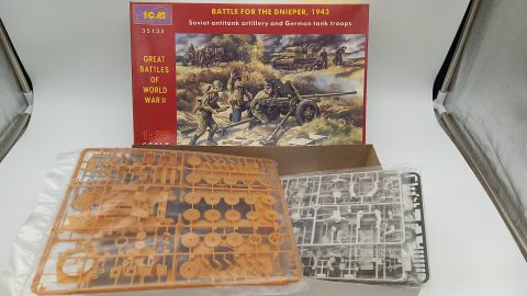 ICM Soviet antitank artillery and German tank troops 1943 1/35