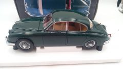 Model Icons Jaguar Mk2 1/18, punti di lievissima fioritura della vernice, confezione lievemente usurata - foto 3