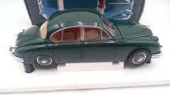 Model Icons Jaguar Mk2 1/18, punti di lievissima fioritura della vernice, confezione lievemente usurata - foto 5