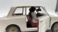 Infinite Statue Autobianchi Bianchina "Fantozzi e la signorina Silvani" 1/18 - foto 6