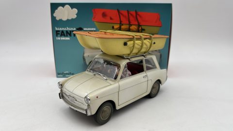 Infinite Statue Autobianchi Bianchina "Fantozzi e Filini al campeggio" con barca 1/18 Deluxe Edition