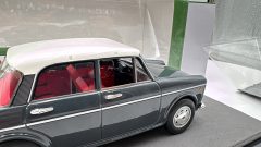 Infinite statue Mimmo Su Fiat 1100D 1221 C.C 1962 1/18 Carlo Verdone Collection, Modificata Stradale, Con Teca - foto 4